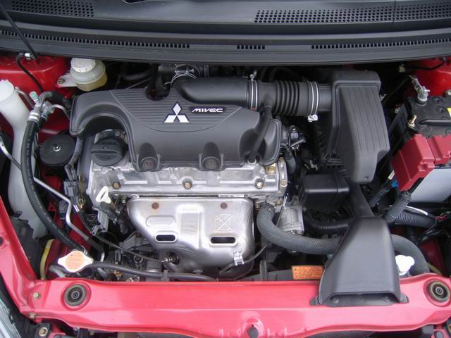 Мицубиси кольт двигатели. Митсубиси Кольт 2003 двигатель. Двигатель Митсубиси Кольт 1.5. Двигатель на Mitsubishi Colt 2003 года. Двигатель Mitsubishi Colt правый руль.